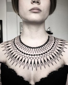 tatuaje_blackwork_mandala_collar